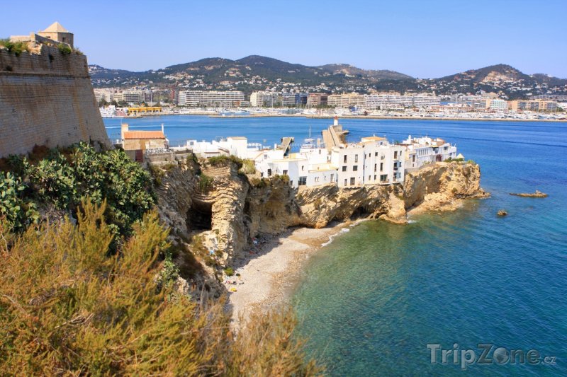 Fotka, Foto Ibiza, domy na útesu nad mořem (Ibiza, Španělsko)