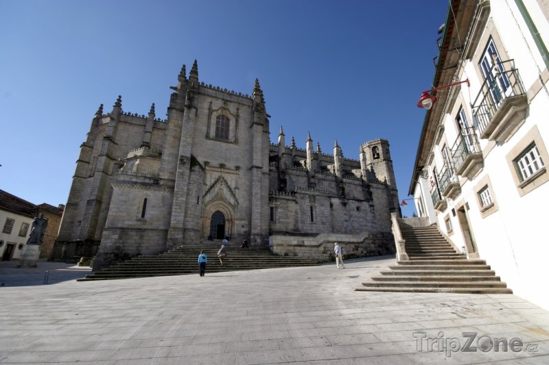 Fotka, Foto Katedrála ve městě Guarda v pohoří Serra da Estrela (Portugalsko)