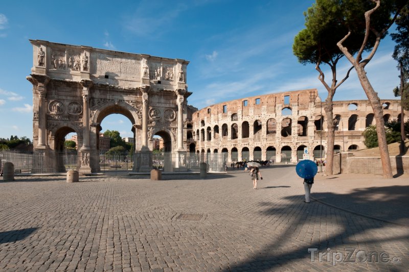 Fotka, Foto Konstantinův oblouk před Koloseem (Řím, Itálie)