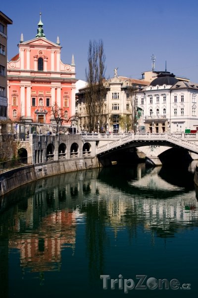 Fotka, Foto Kostel Zvěstování Panny Marie a most Tromostovje (Lublaň, Slovinsko)