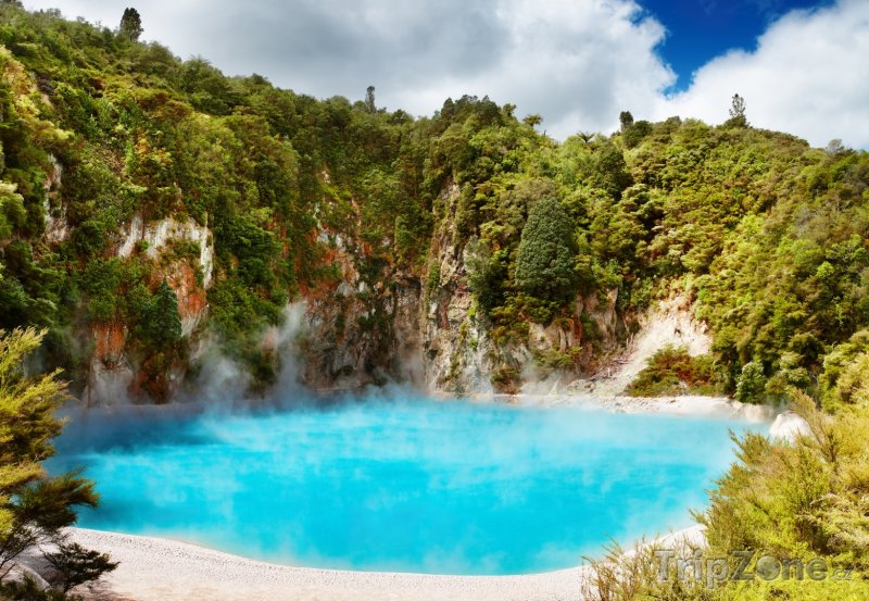 Fotka, Foto Kráter Inferno ve vulkanickém údolí Waimangu (Nový Zéland)