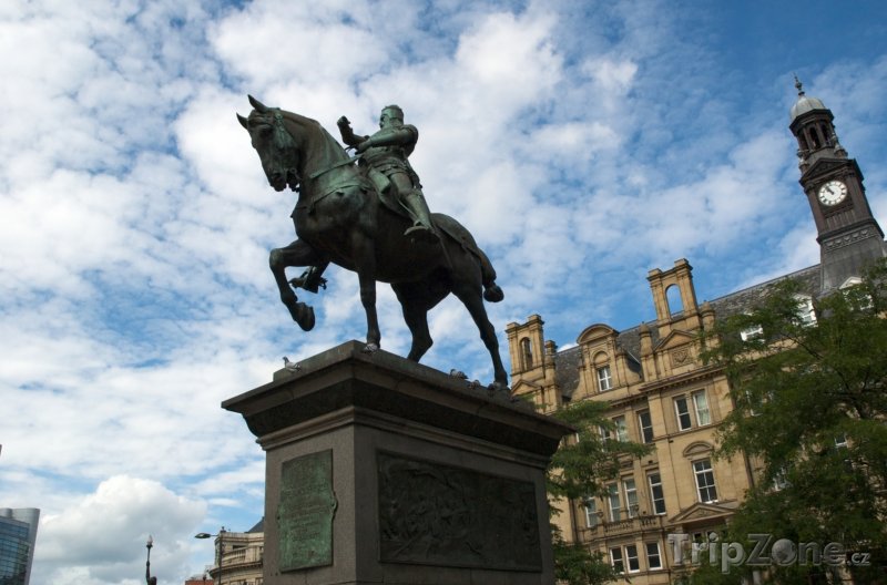 Fotka, Foto Leeds, jezdecká socha na City Square (Velká Británie)