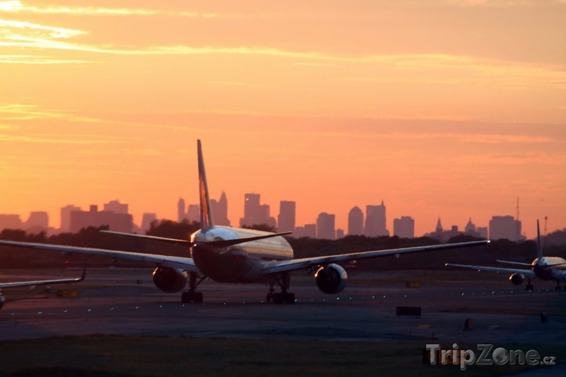 Fotka, Foto Letadlo při západu slunce na letišti JFK (New York, USA)