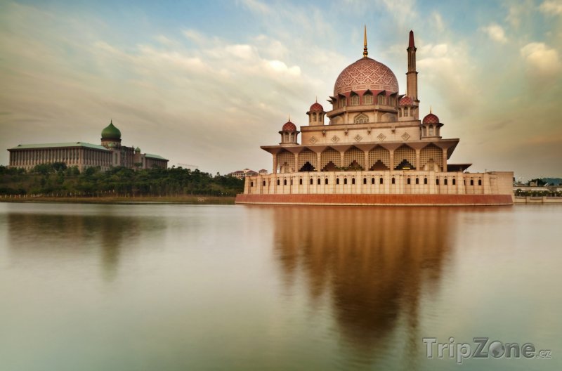 Fotka, Foto Mešita Putra v nově vznikajícím hlavním městě Malajsie Putrajaya (Malajsie)