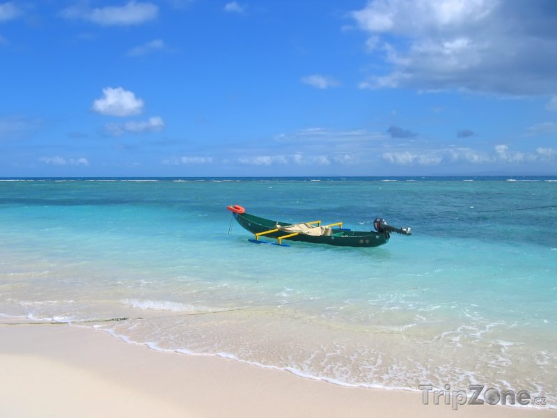 Fotka, Foto Motorová loďka na ostrově Svaté Marie (Nosy Boraha) (Madagaskar)