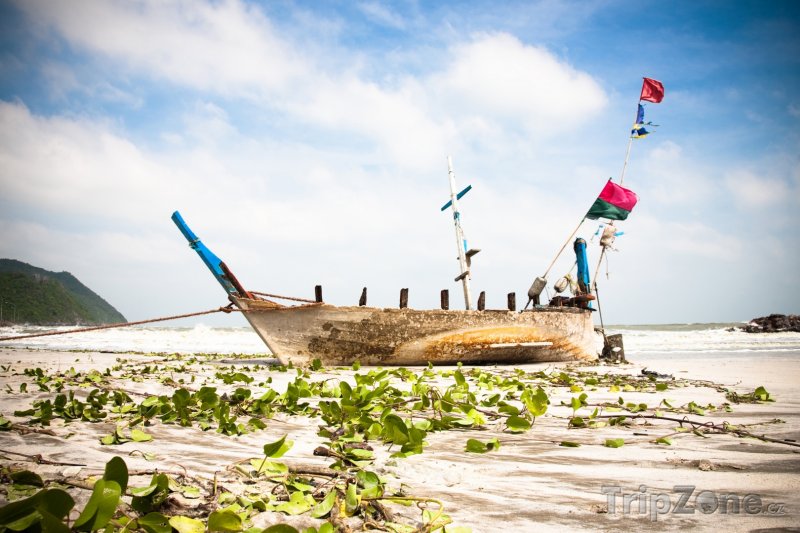Fotka, Foto Ostrov Ko Tao - loď na pláži (Thajsko)