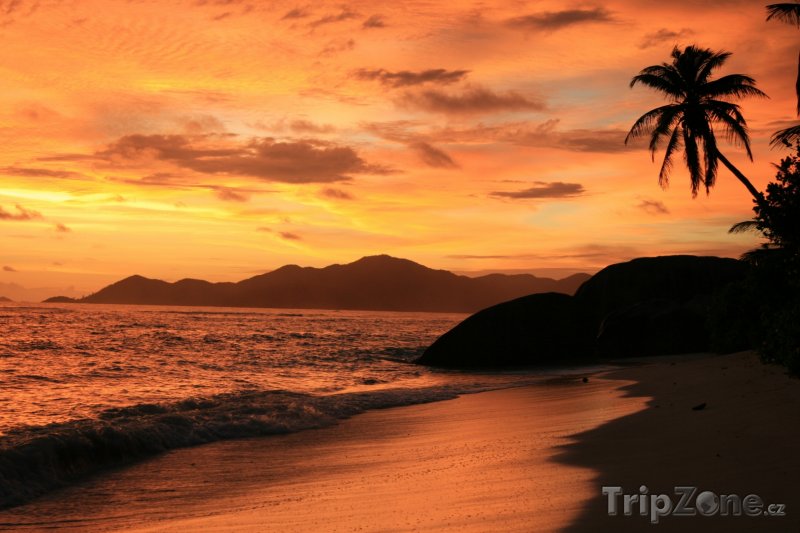 Fotka, Foto Ostrov La digue při západu Slunce (Seychely)