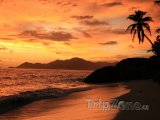 Ostrov La digue při západu Slunce