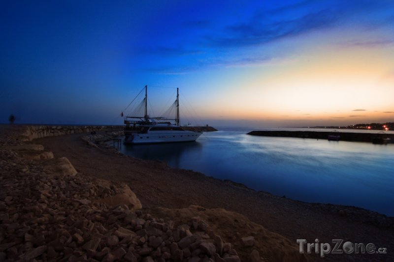 Fotka, Foto Plachetnice za soumraku v přístavu Side (Turecká riviéra, Turecko)