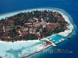 Pohled na obydlený atol z letadla