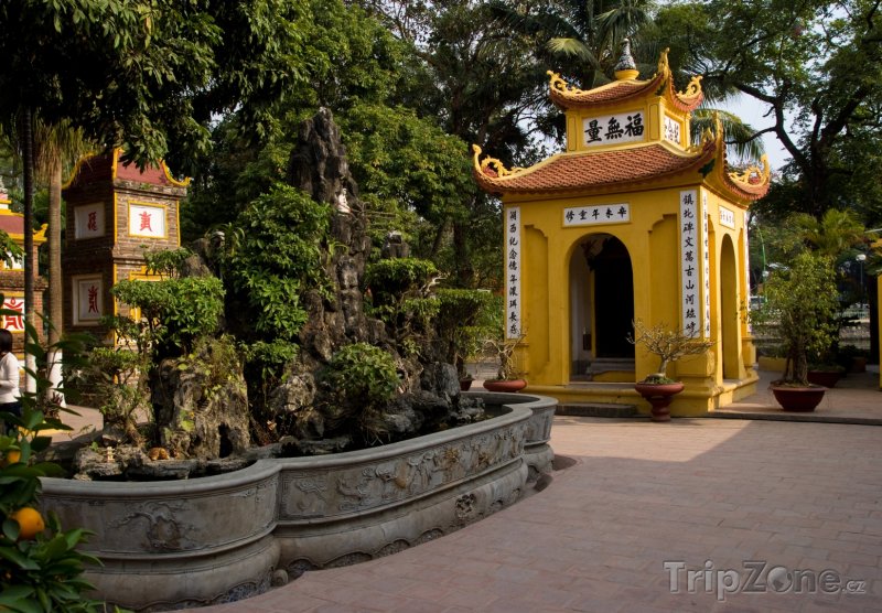 Fotka, Foto Pomník v chrámu Tran Quoc Pagoda v Hanoji (Vietnam)