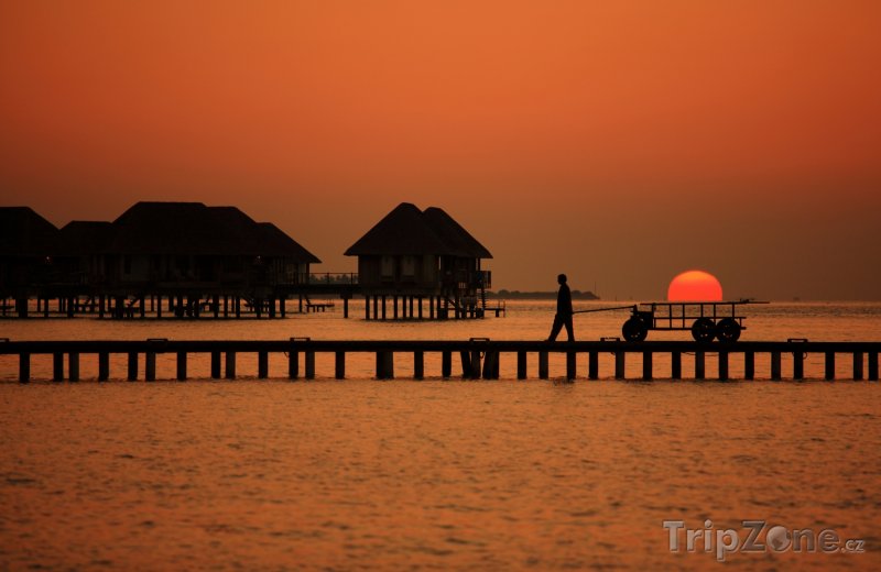 Fotka, Foto Romantická podíváná při západu slunce (Maledivy)
