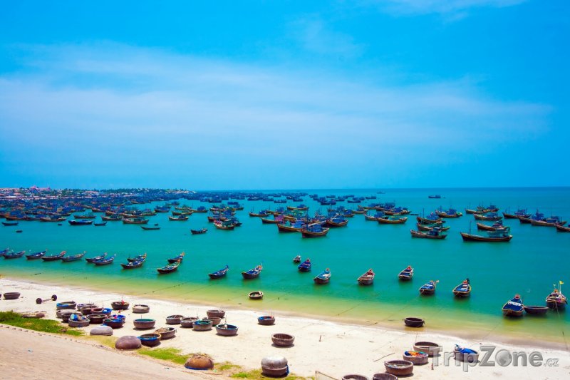 Fotka, Foto Rybářské loďky na pobřeží města Mui Ne (Vietnam)
