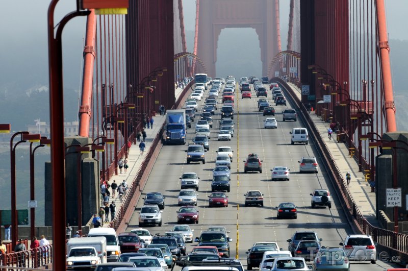 Fotka, Foto San Francisco, čilý provoz na Golden Gate Bridge (USA)