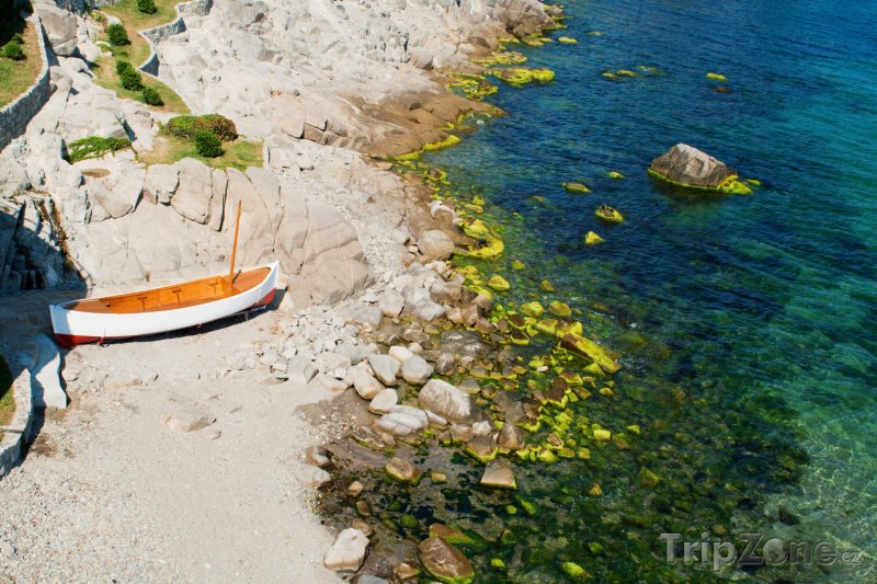 Fotka, Foto Sozopol, loďka na pláži (Jižní pobřeží, Bulharsko)