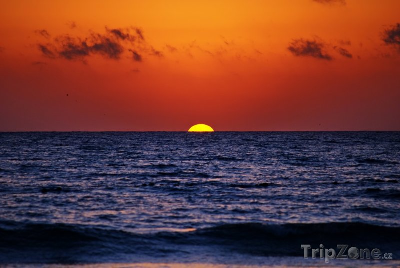 Fotka, Foto Východ slunce nad mořem u tuniských břehů (Tunisko)
