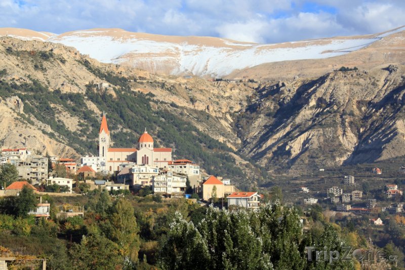 Fotka, Foto Zasněžené hory a pohled na město Bcharre (Libanon)
