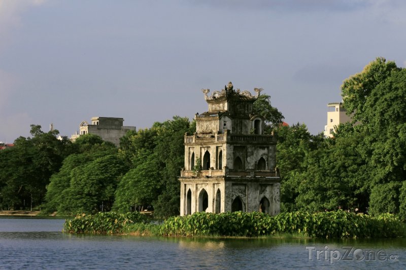 Fotka, Foto Želví věž - symbol Hanoje na jezeře Hoan Kiem (Vietnam)