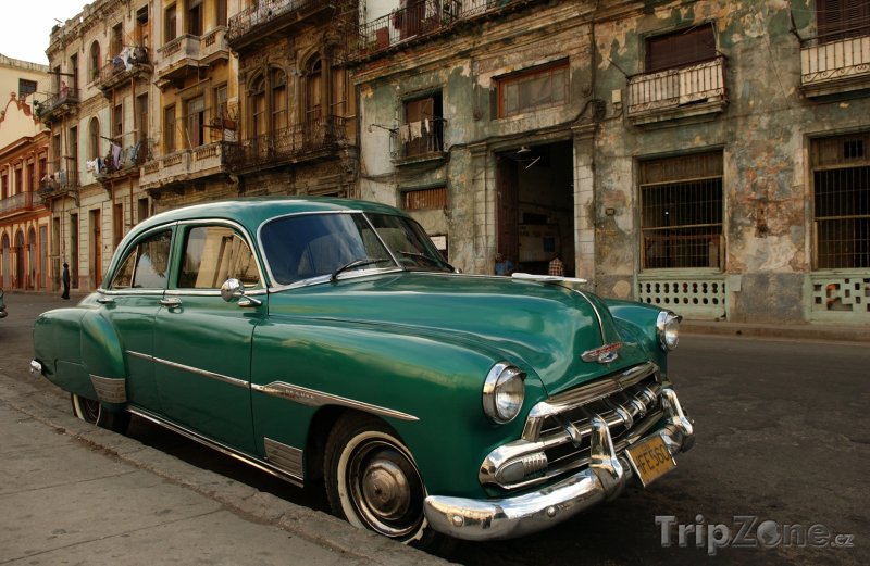 Fotka, Foto Americké auto zaparkované na ulici (Havana, Kuba)