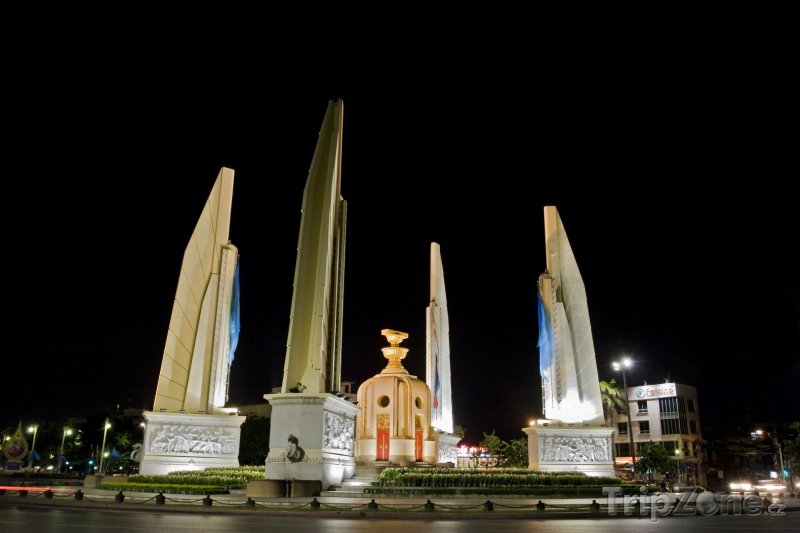 Fotka, Foto Bangkok - Democracy Monument (Bangkok, Thajsko)