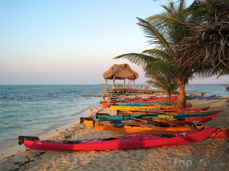 Fotka, Foto Barevné kajaky na pláži (Belize)