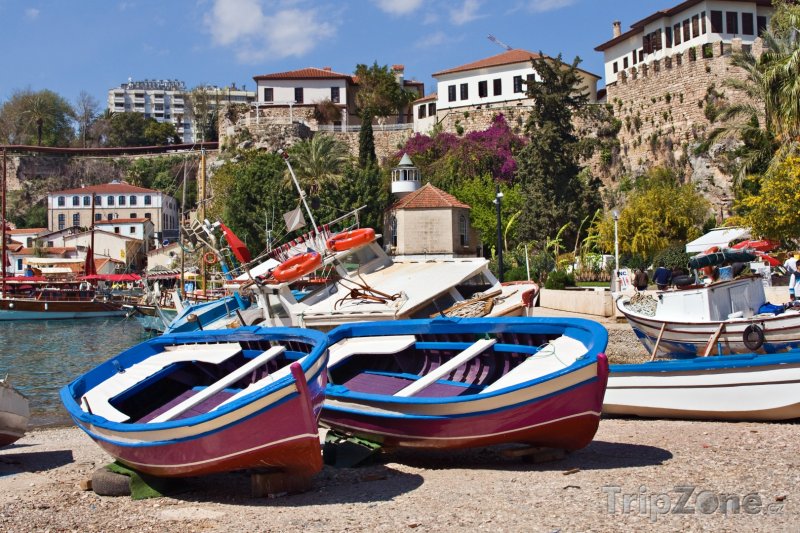 Fotka, Foto Barevné loďky na břehu (Antalya, Turecko)