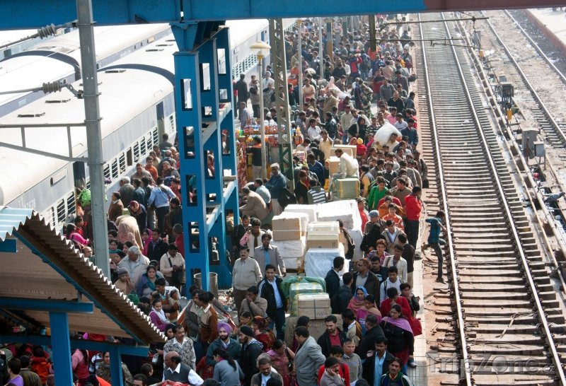 Fotka, Foto Běžný provoz na hlavním vlakovém nádraží (Nové Dillí, Indie)