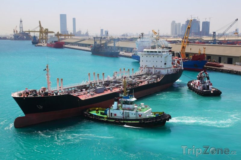 Fotka, Foto Dokující lodě v přístavu (Abú Dhabí, Spojené arabské emiráty)