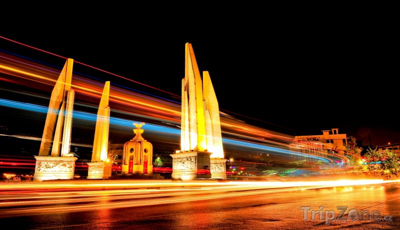 Fotka, Foto Doprava u Monumentu demokracie (Bangkok, Thajsko)