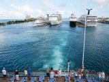 Dopravní lodě kotvící v přístavu ve městě Nassau