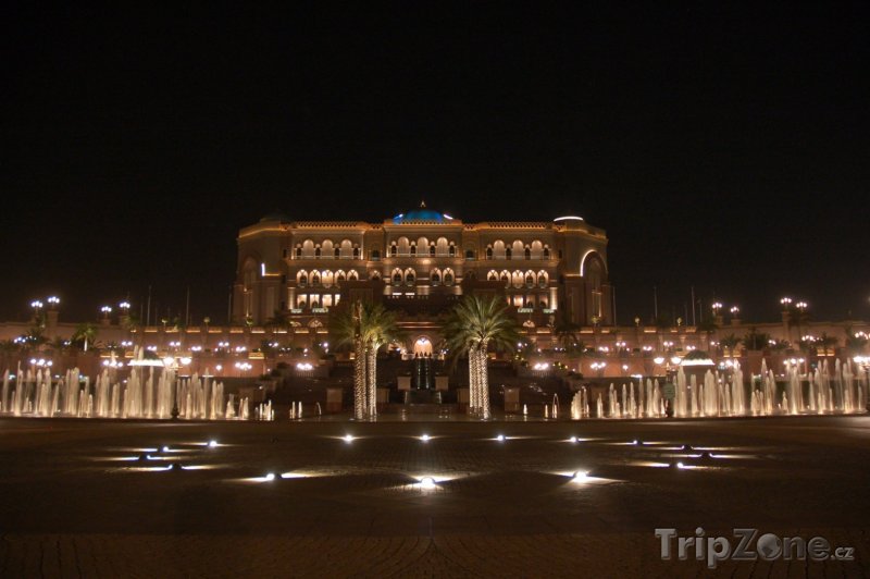 Fotka, Foto Emirates palace v noci (Abú Dhabí, Spojené arabské emiráty)
