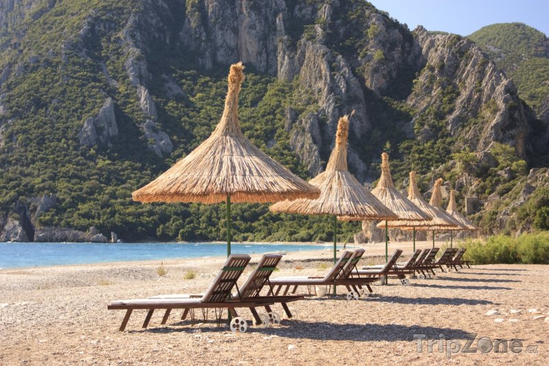 Fotka, Foto Lehátka se slunenčníky na pláži (Antalya, Turecko)