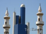 Mrakodrap a věže mešity