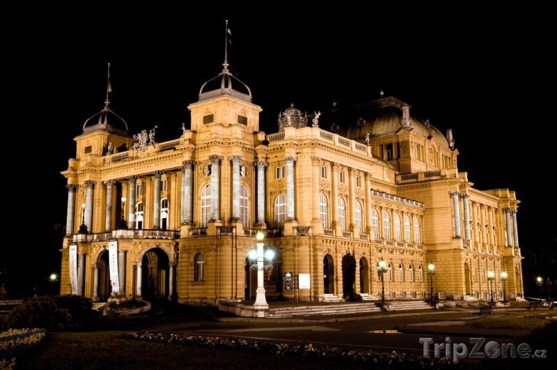 Fotka, Foto Národní divadlo v noci (Záhřeb, Chorvatsko)
