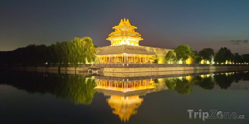 Fotka, Foto Osvětlená věž v Zakázaném městě (Peking, Čína)