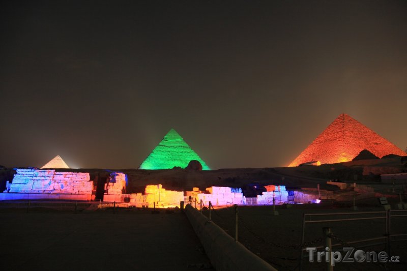Fotka, Foto Osvětlené pyramidy v Gíze při oslavě Ramadánu (Káhira, Egypt)
