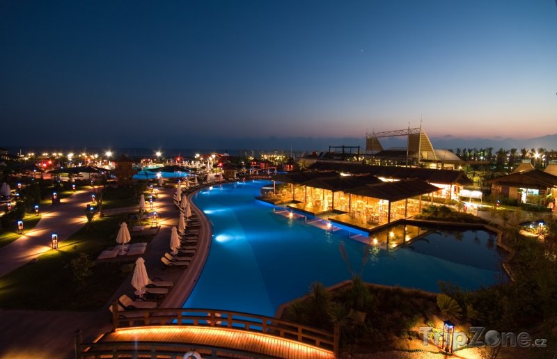 Fotka, Foto Osvětlený hotelový resort (Antalya, Turecko)