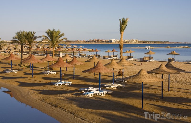 Fotka, Foto Pláž se slaměnými slunečníky (Hurghada, Egypt)