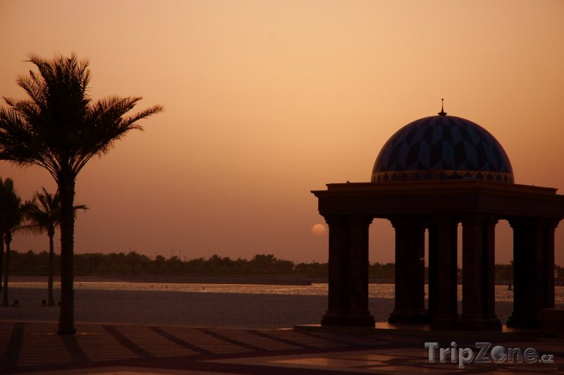 Fotka, Foto Pláž v západu slunce (Abú Dhabí, Spojené arabské emiráty)