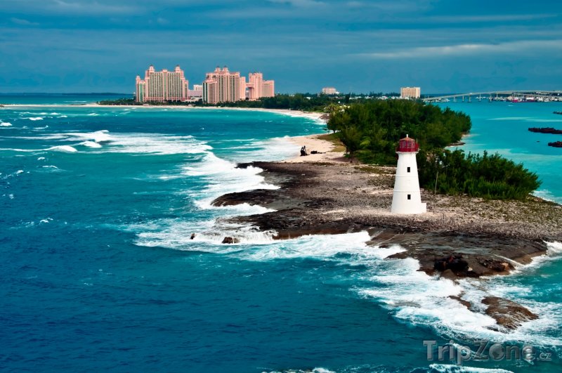 Fotka, Foto Pohled z moře na maják na Paradise Island (Bahamy)