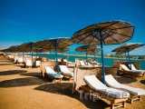 Slunečníky a lehátka na pláži rezortu El Gouna