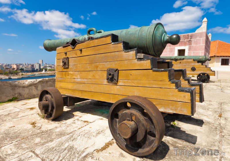 Fotka, Foto Starověký kanon na pevnosti La Cabaña (Havana, Kuba)