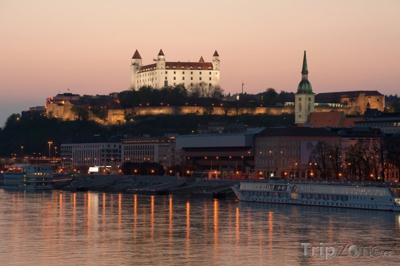 Fotka, Foto Stmívání nad hradem v Bratislavě (Bratislava, Slovensko)