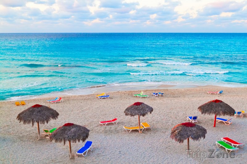 Fotka, Foto Varadero, slunečníky a lehátka na pláži (Kuba)