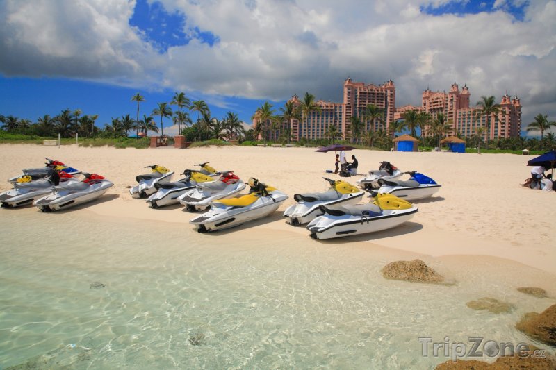 Fotka, Foto Vodní skútry na pláži na Paradise Island (Bahamy)