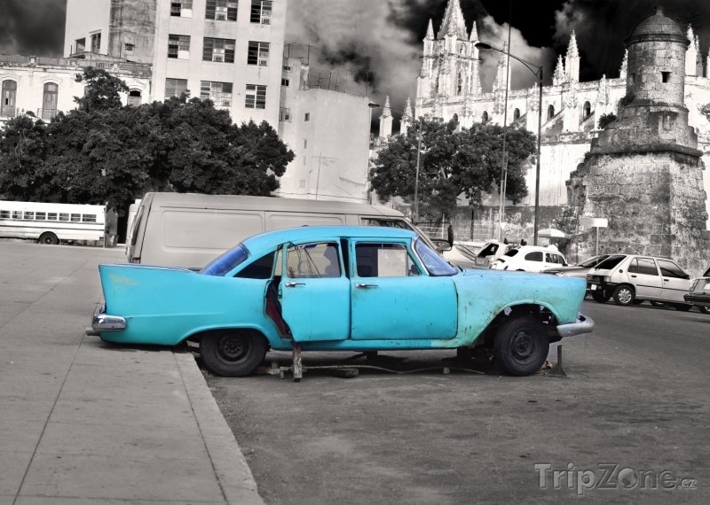 Fotka, Foto Vrak amerického auta na parkovišti (Havana, Kuba)