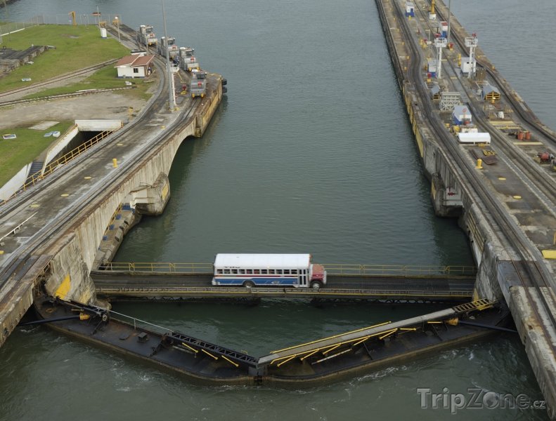Fotka, Foto Autobus přejíždí Panamský průplav (Panama)
