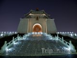 Chiang Kai-shek Memorial Hall v noci