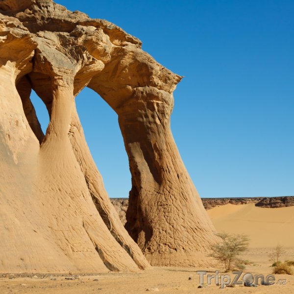 Fotka, Foto Fezzi Jaren Arch v pohoří Acacus na Sahaře (Libye)