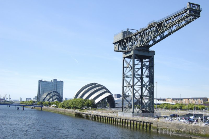 Fotka, Foto Jeřáb na břehu řeky Clyde (Glasgow, Velká Británie)